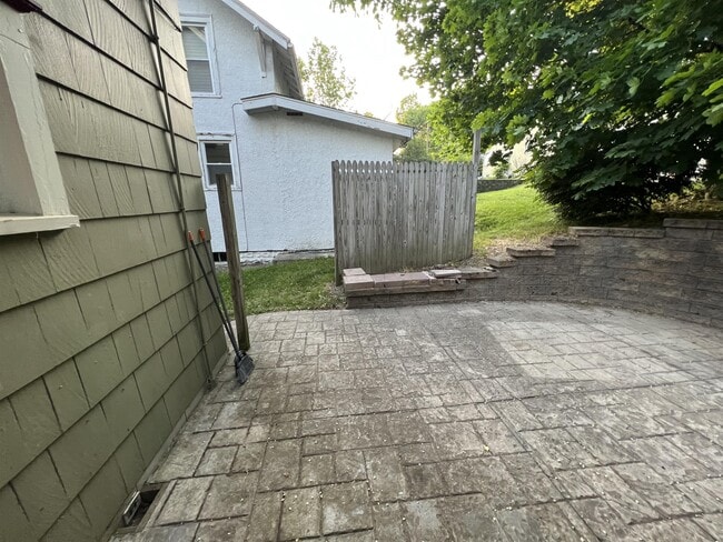 Building Photo - 519 School St