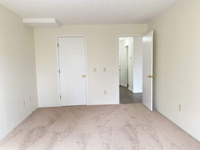 Building Photo - 385 Huse Rd