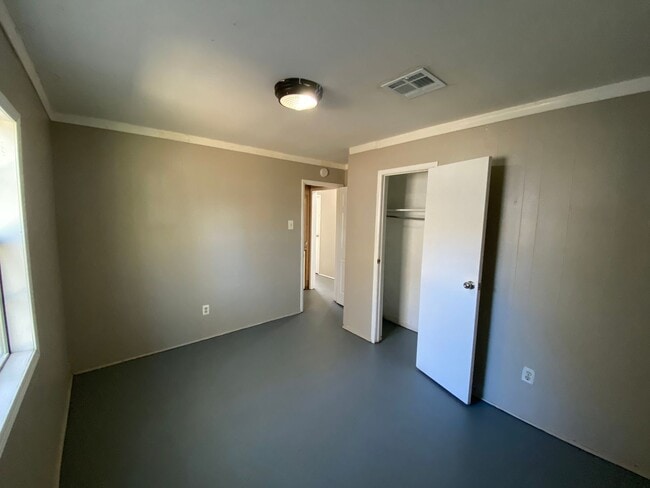 Building Photo - Spacious 4-Bedroom Home – Section 8 Welcome!