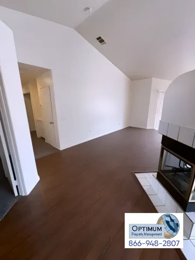 Building Photo - Beautiful 3 Bedroom, 2 Bathroom Home with Versatile Living Spaces