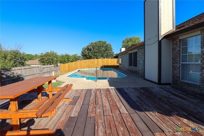 Building Photo - 608 Totem Trail