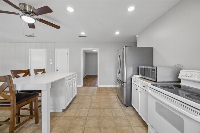 Building Photo - 8037 Longridge Dr