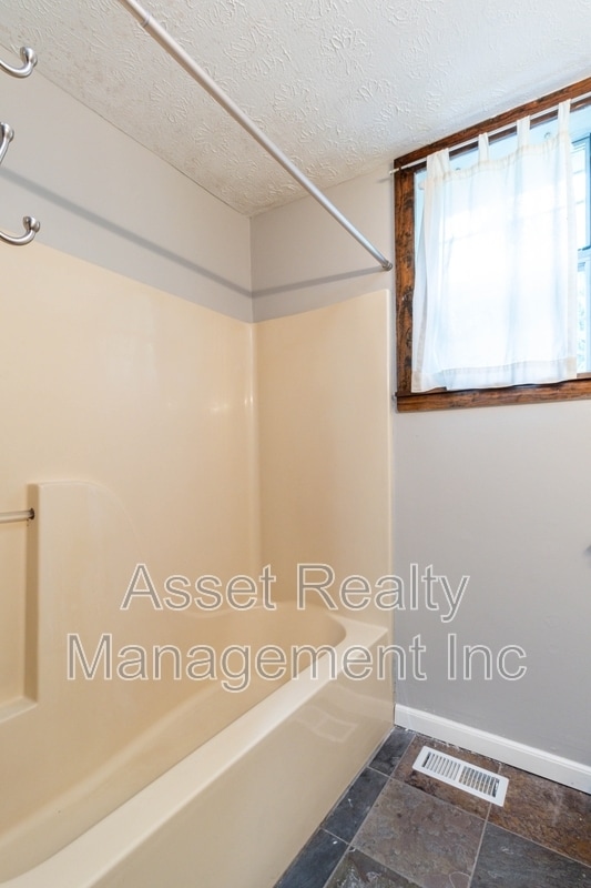 Building Photo - 820 Luttrell St