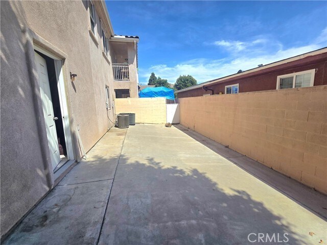 Building Photo - 8451 Oleander Ave