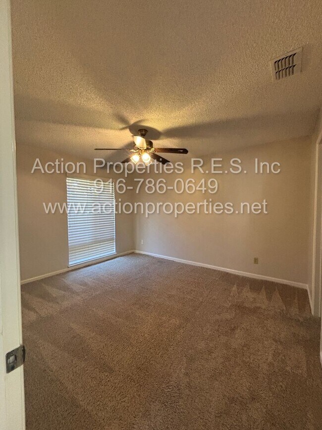 Building Photo - 5110 Village Oaks Dr
