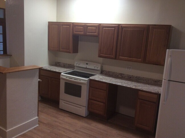 Building Photo - Renovated and Spacious 4 Bedroom 1.5 Bath ...