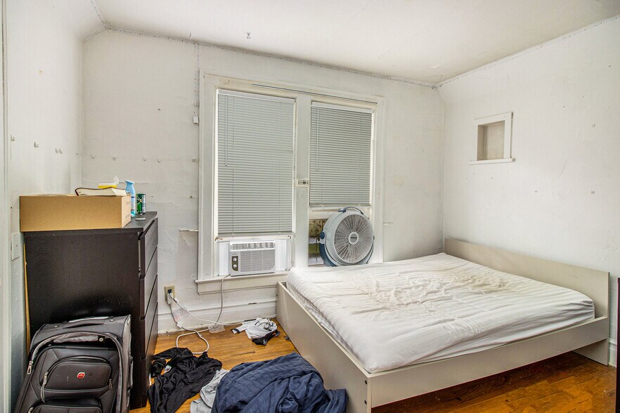 Building Photo - 927 S Division St