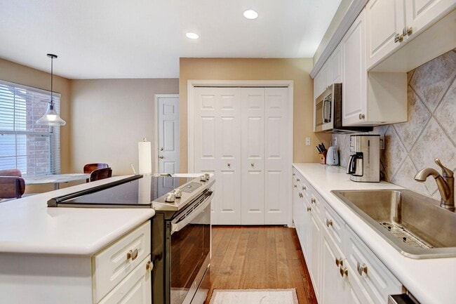 Building Photo - Beautiful luxury townhome style condominiu...