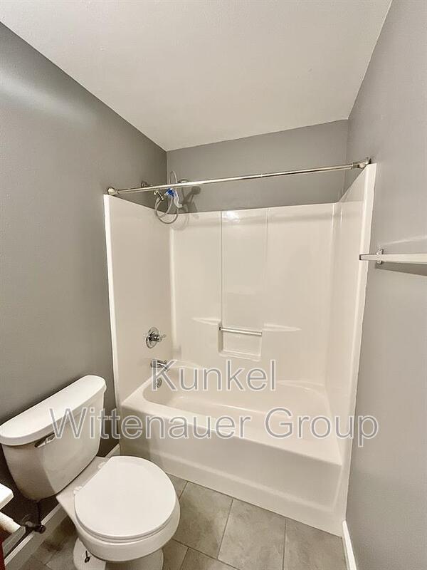 Building Photo - 704 Fountain View Dr