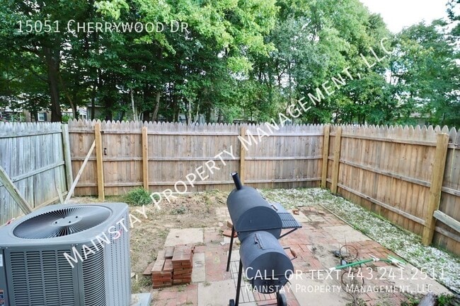 Building Photo - Updated End Unit Townhome W/ Fenced in Yard!