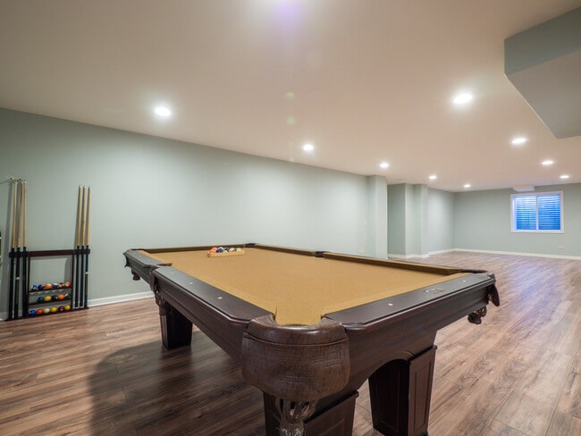 Building Photo - 33 River Oaks Cir E