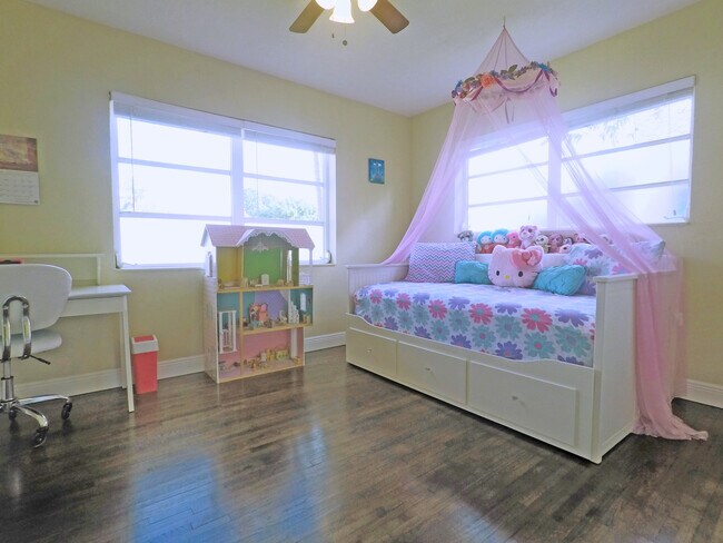 Building Photo - 2932 SW 12th St