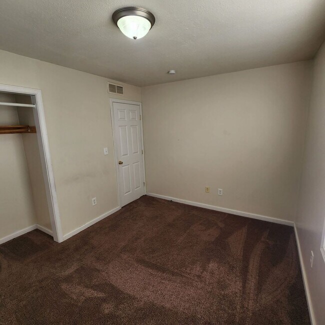 Building Photo - 2 Bedroom, 1 Bathroom Duplex Unit in Indep...