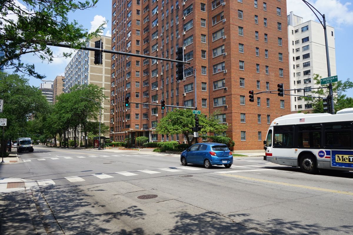 Building Photo - 2909 N Sheridan Rd
