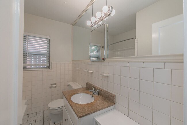 Building Photo - UPDATED 2 bedroom, 1 bathroom with 1 garage space