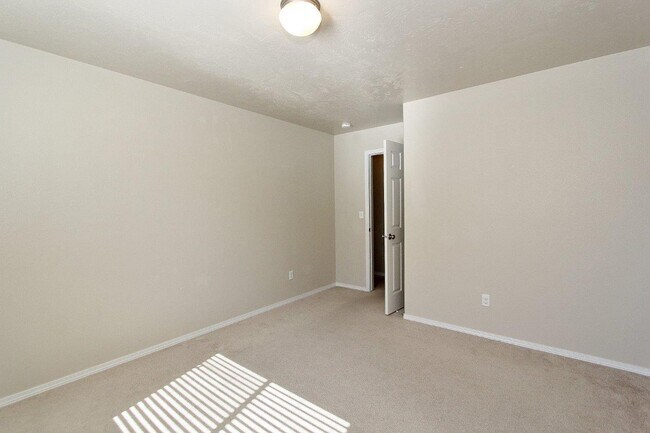 Building Photo - Immaculate Single-Level Home