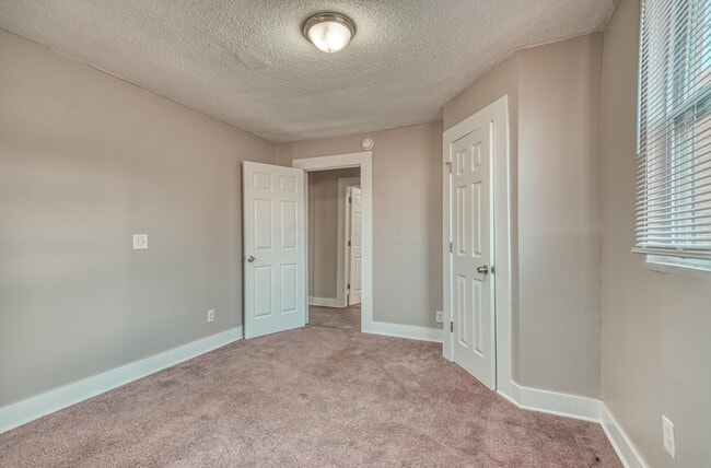 Building Photo - 921 Miller Ave