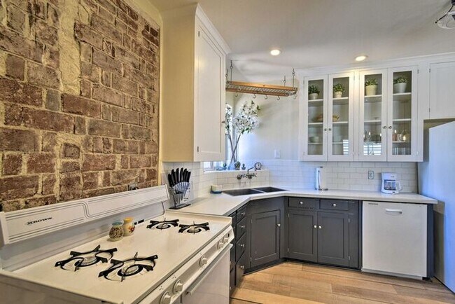Building Photo - 4 Bed, 3 Bath, stunning home, located in t...