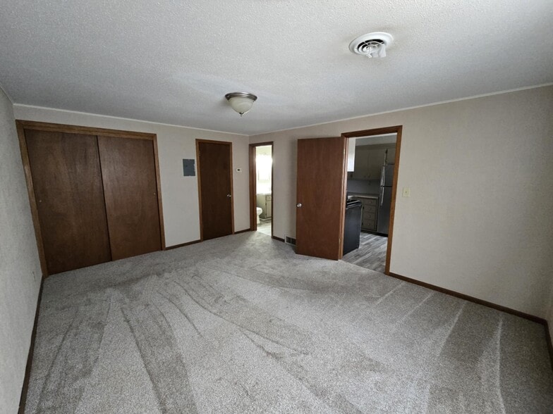 Large bedroom - 302 N Cedar Ave