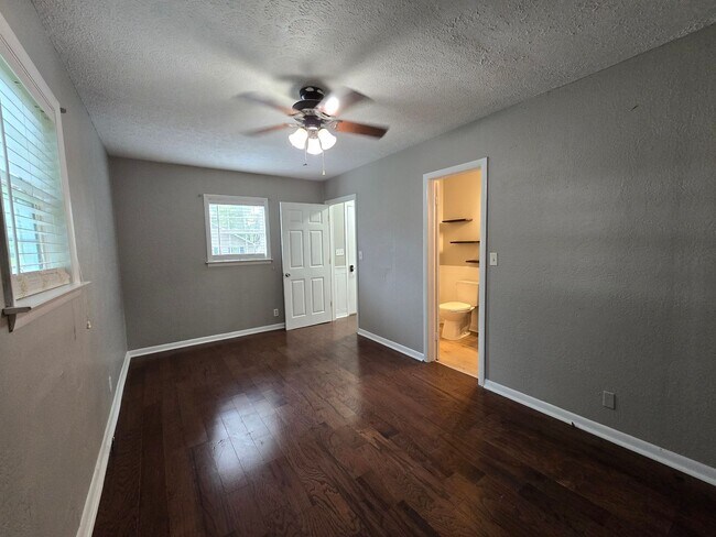 Building Photo - Live in Red Bank!