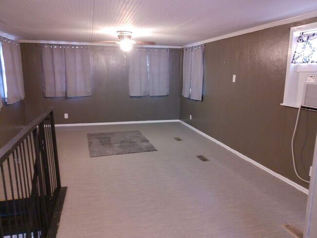 Building Photo - 1 Bedroom Newly Renovated Apartment Move-In Ready