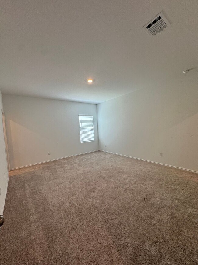 Building Photo - 3 Bed 2 Bath 2 Car Garage Home in Maxwell ...