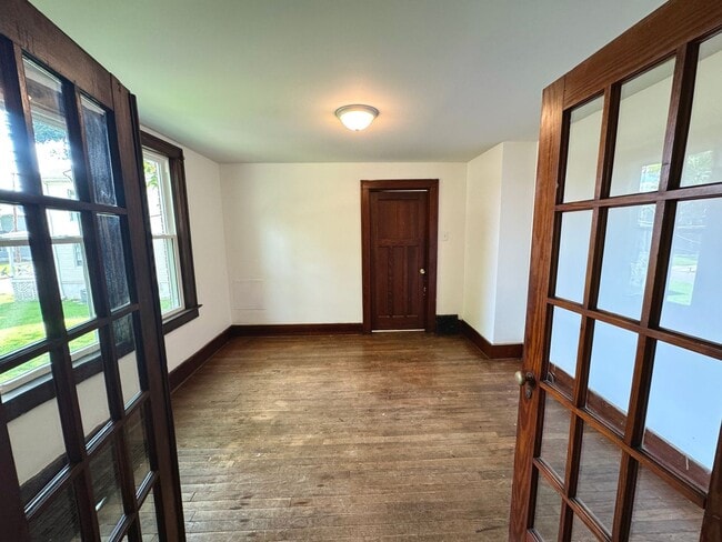 Building Photo - 5 Bedroom / 2 Bath House - Near SEMO's Cam...