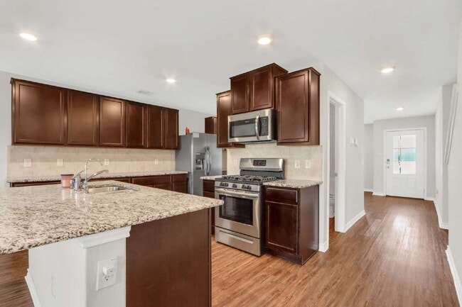Building Photo - "Spacious 5-Bedroom Sanctuary with 2.5 Bat...