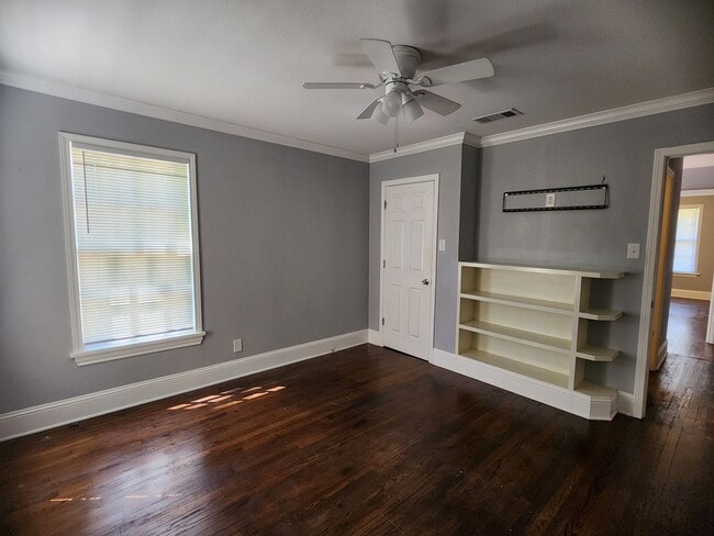 Building Photo - 215 E Washington St