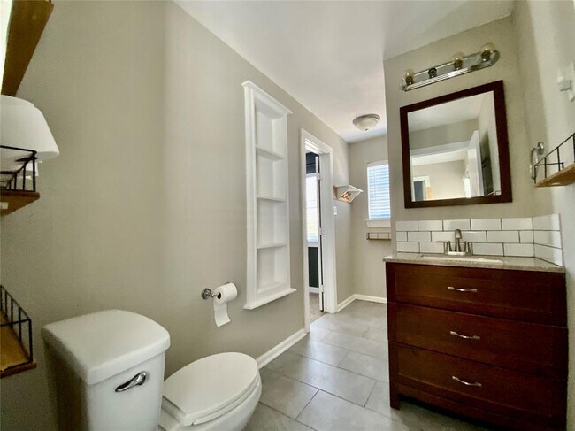 Building Photo - 2704 Palomino Dr