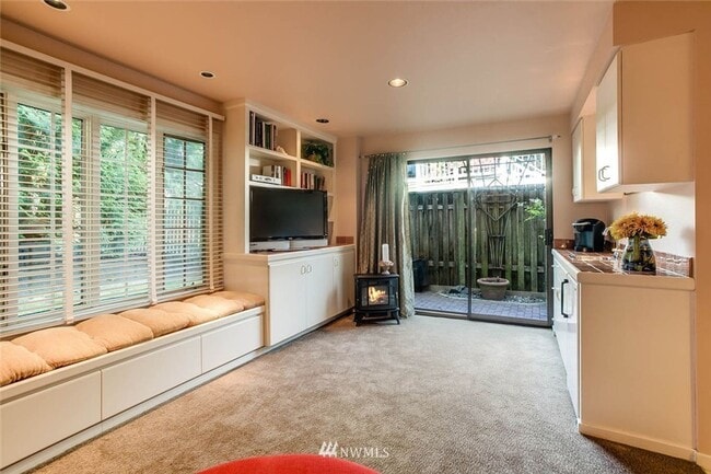Building Photo - 3 bedroom 2.5 bathroom single family house...