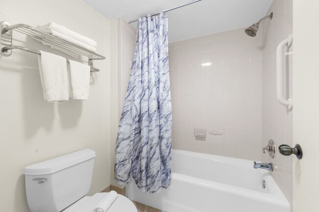 Building Photo - Furnished Resort 2/2 Condo, on Golf Course, Lake Views