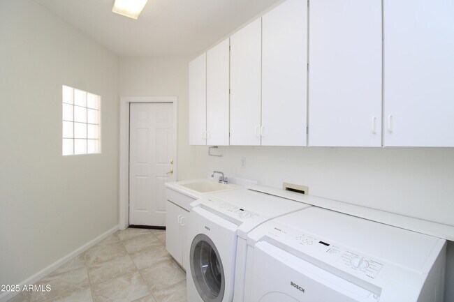 Building Photo - 902 E Desert Flower Ln