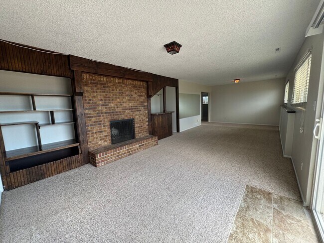 Building Photo - 5 bedroom, 3 bath, 2 car on acreage near t...