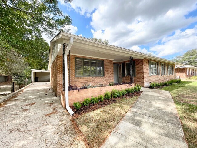 Building Photo - 3 Bedroom House with Mother in Law Suite i...