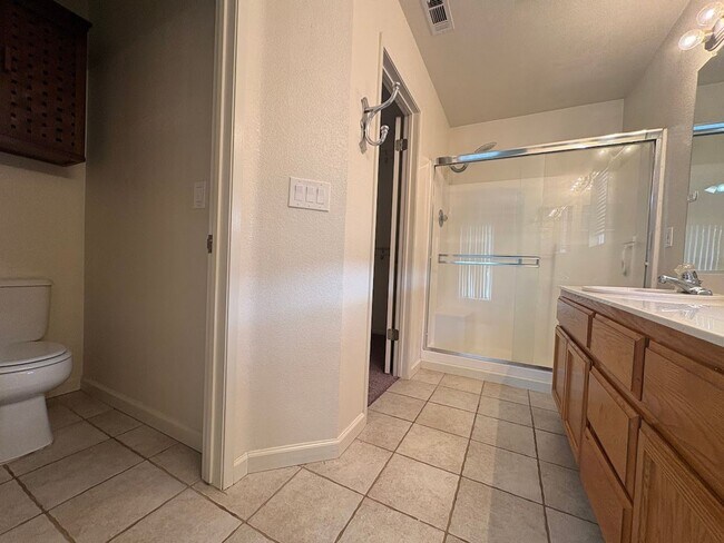 Building Photo - Three Bedroom Galt Home!