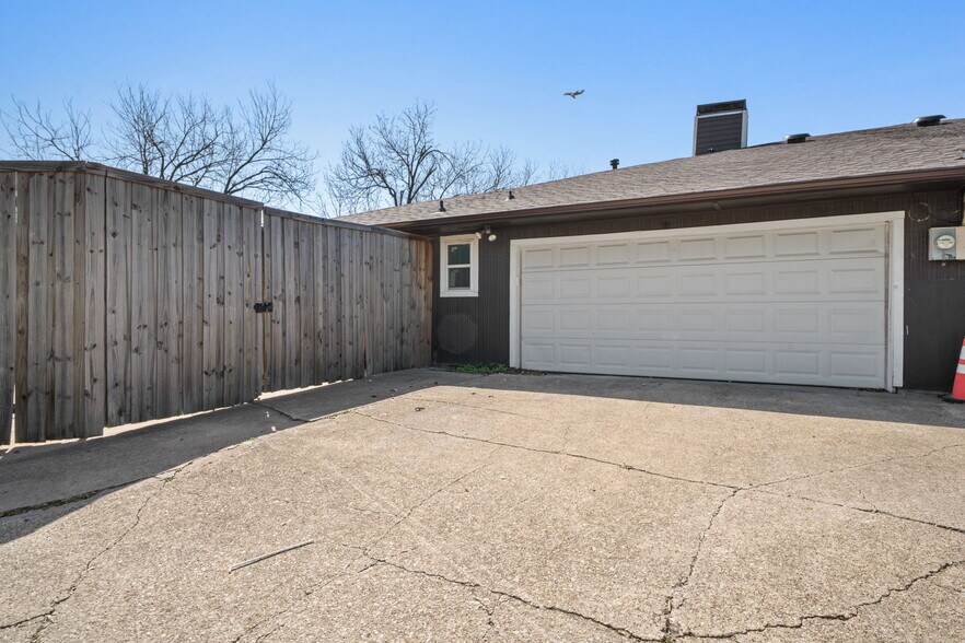 Building Photo - 9980 Brockbank Dr