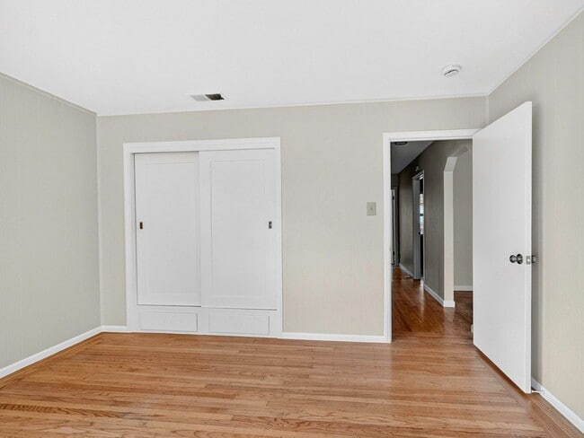 Building Photo - Single level home, convenient, charming neighborhood