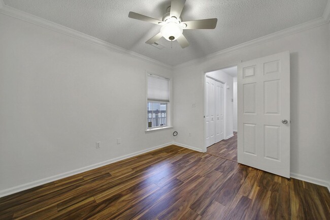 Building Photo - Lovely Two Bed Two Bath Condo in South Park!