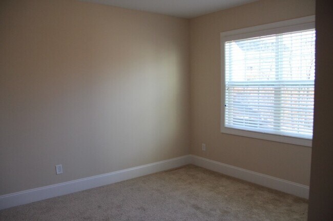 Building Photo - Beautiful move-in ready located in the Mil...
