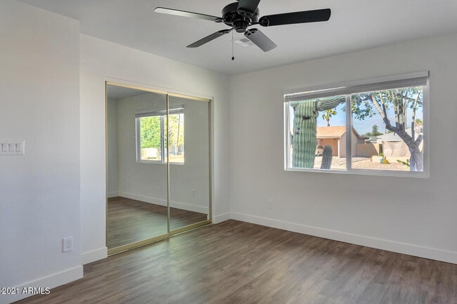 Building Photo - 2333 E Paradise Dr