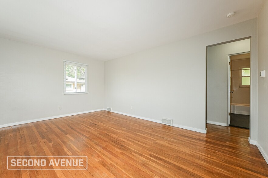 Building Photo - 1031 Greenlawn Dr