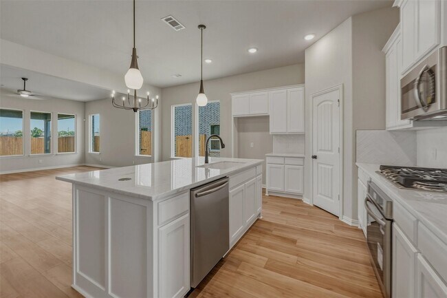 Building Photo - 2105 Bluebird Ln