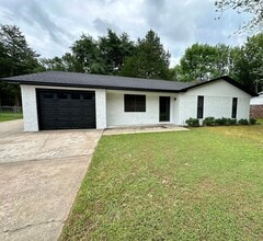 Building Photo - Introducing a charming 3-bedroom, 2-bathroom home located in Russellville, AR