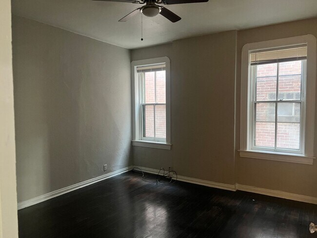 Building Photo - Dover