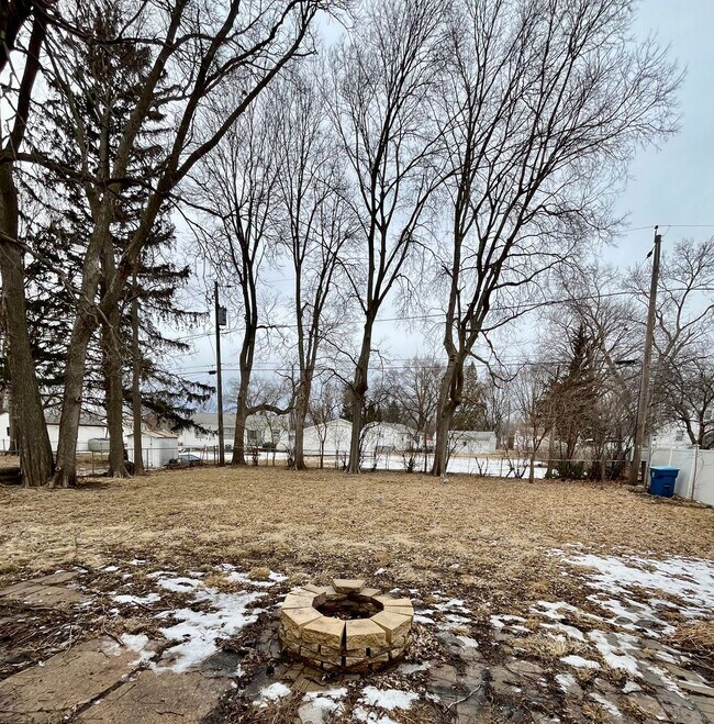 Building Photo - 4 Bedroom / 1 Bathroom House for Rent