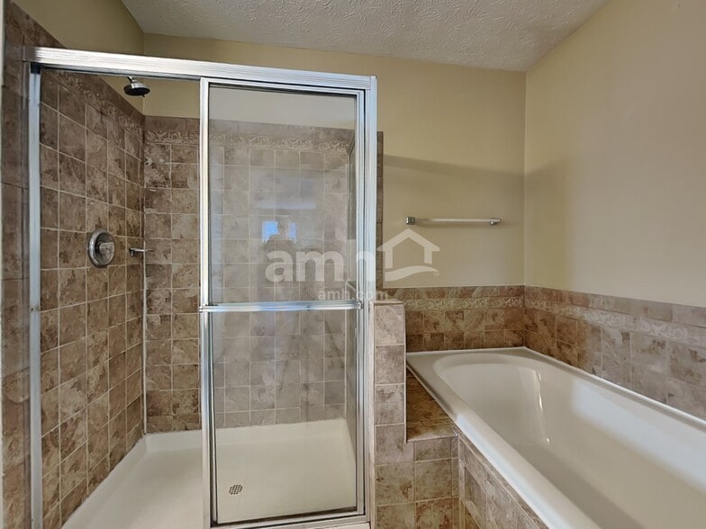 Building Photo - 25 Thorne Hill Dr