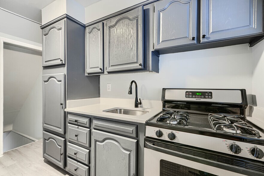 Building Photo - 2123 Graythorn Rd