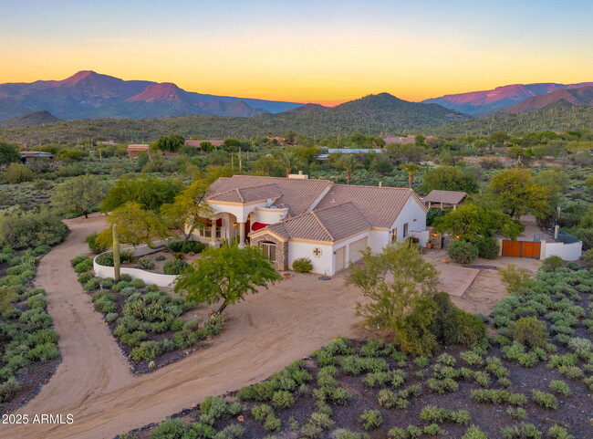 Building Photo - 5910 E Cielo Run S