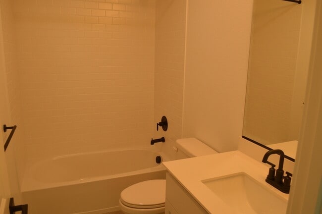 Building Photo - 477 Gold Coast Rd